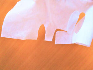 美容液がたっぷりしみ込んだシートマスク